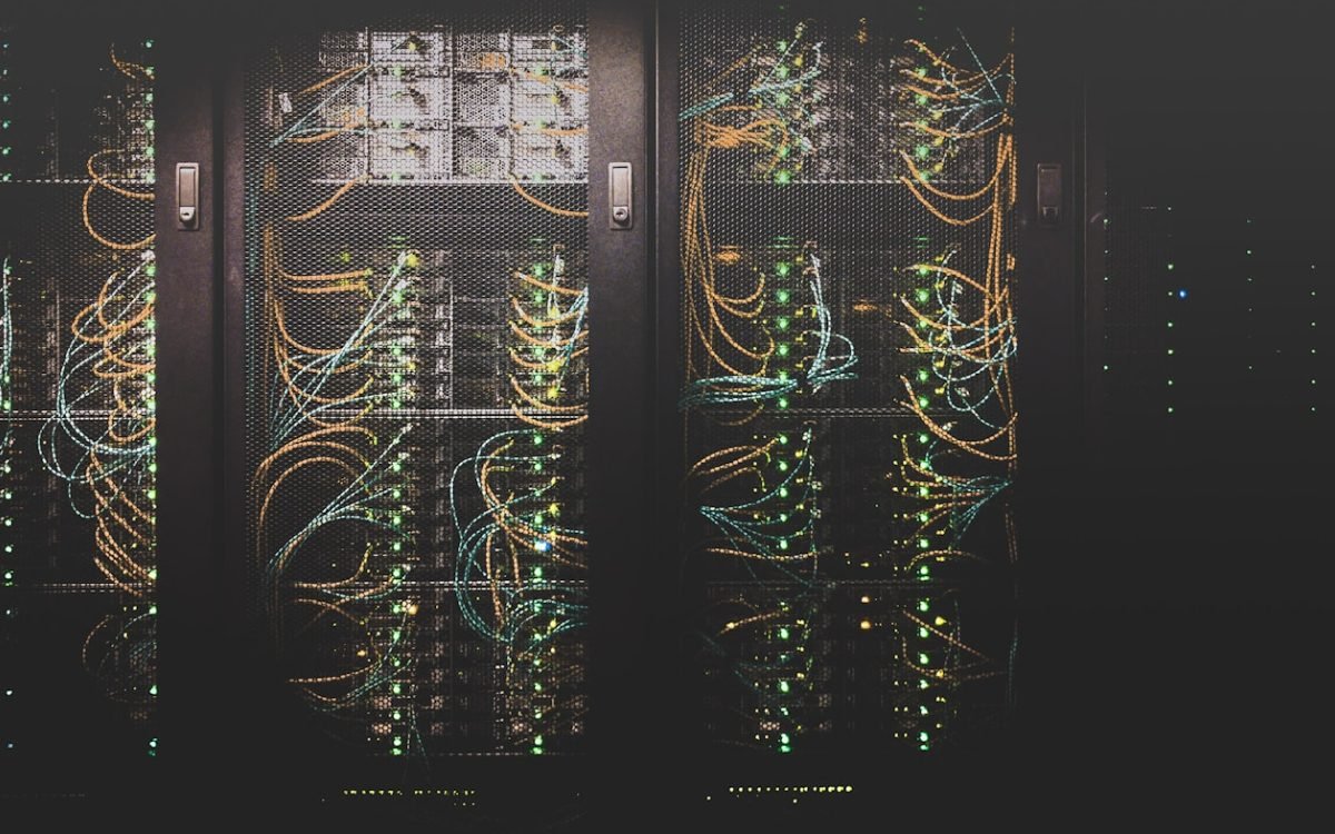 Cabled server racks in a data centre